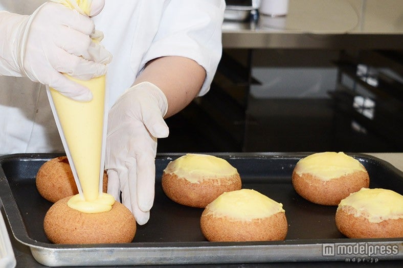 カスタードクリームを中央に絞る（C）モデルプレス