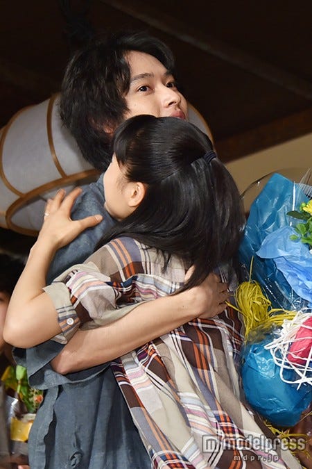 土屋太鳳(右)をハグする山崎賢人(左)/(C)モデルプレス