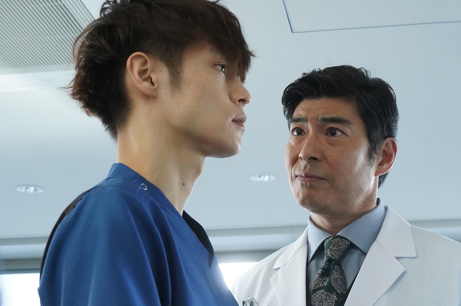 窪田正孝、高嶋政宏（※「高」は正式には「はしごだか」）／「ラジエーションハウスⅡ～放射線科の診断レポート～」第4話より（C）フジテレビ