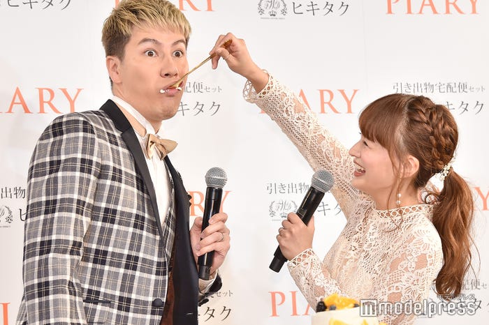 ファーストバイトを披露したJOYとわたなべ麻衣(C)モデルプレス