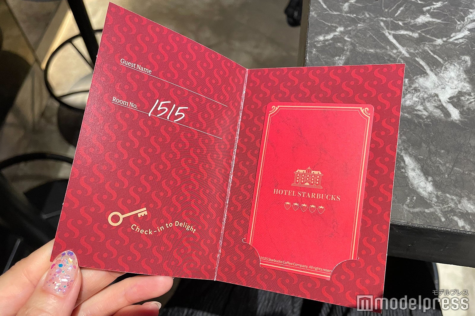 中を開くとステッカーが封入されている（C）モデルプレス