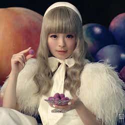 モデルプレス - きゃりー、艶っぽい“大人きゃりー”で新境地