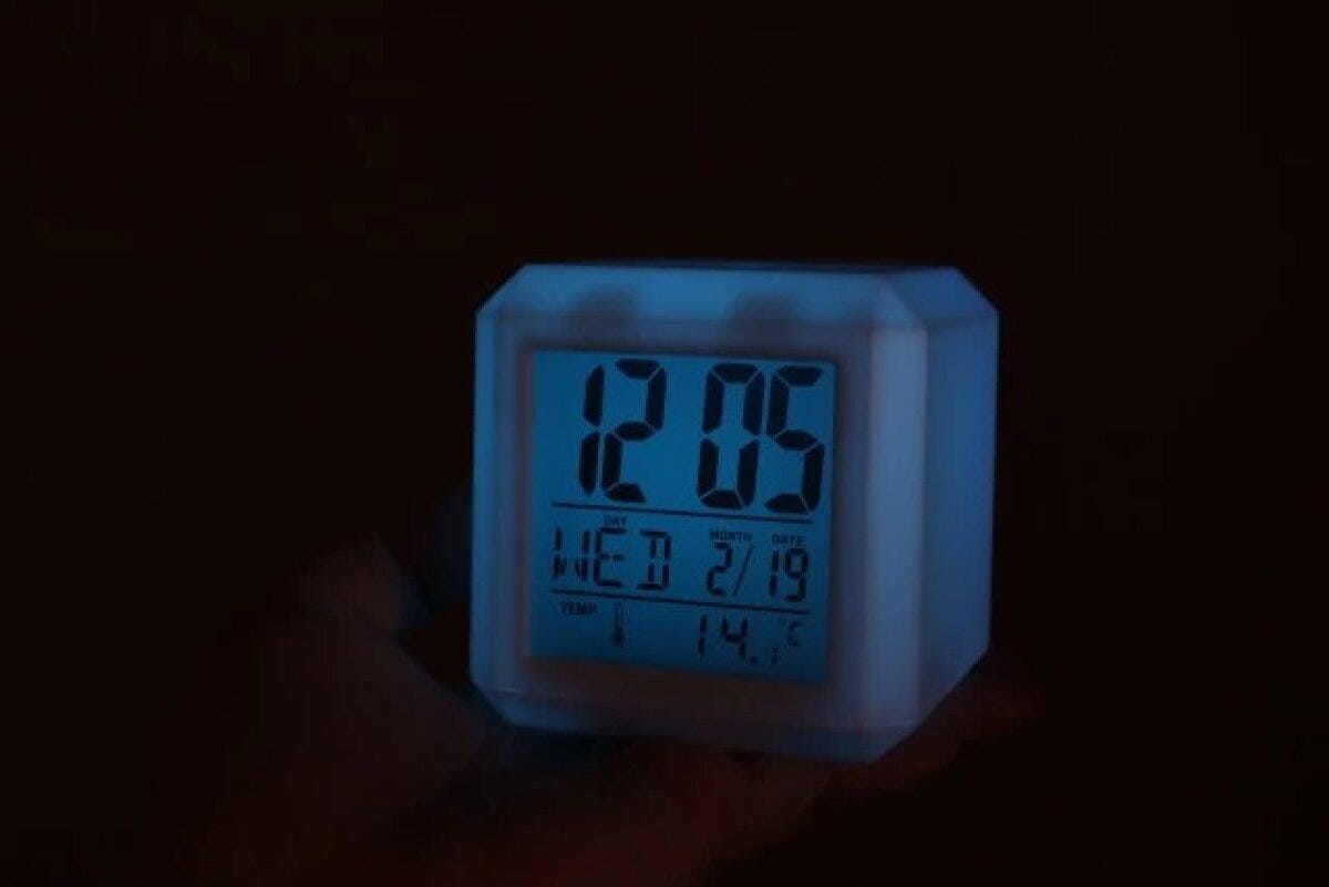 ダイソーの7色変色ライト付デジタル時計