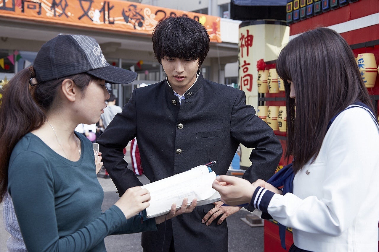 山崎賢人（中央）と広瀬アリス（右）（C）2017「氷菓」製作委員会