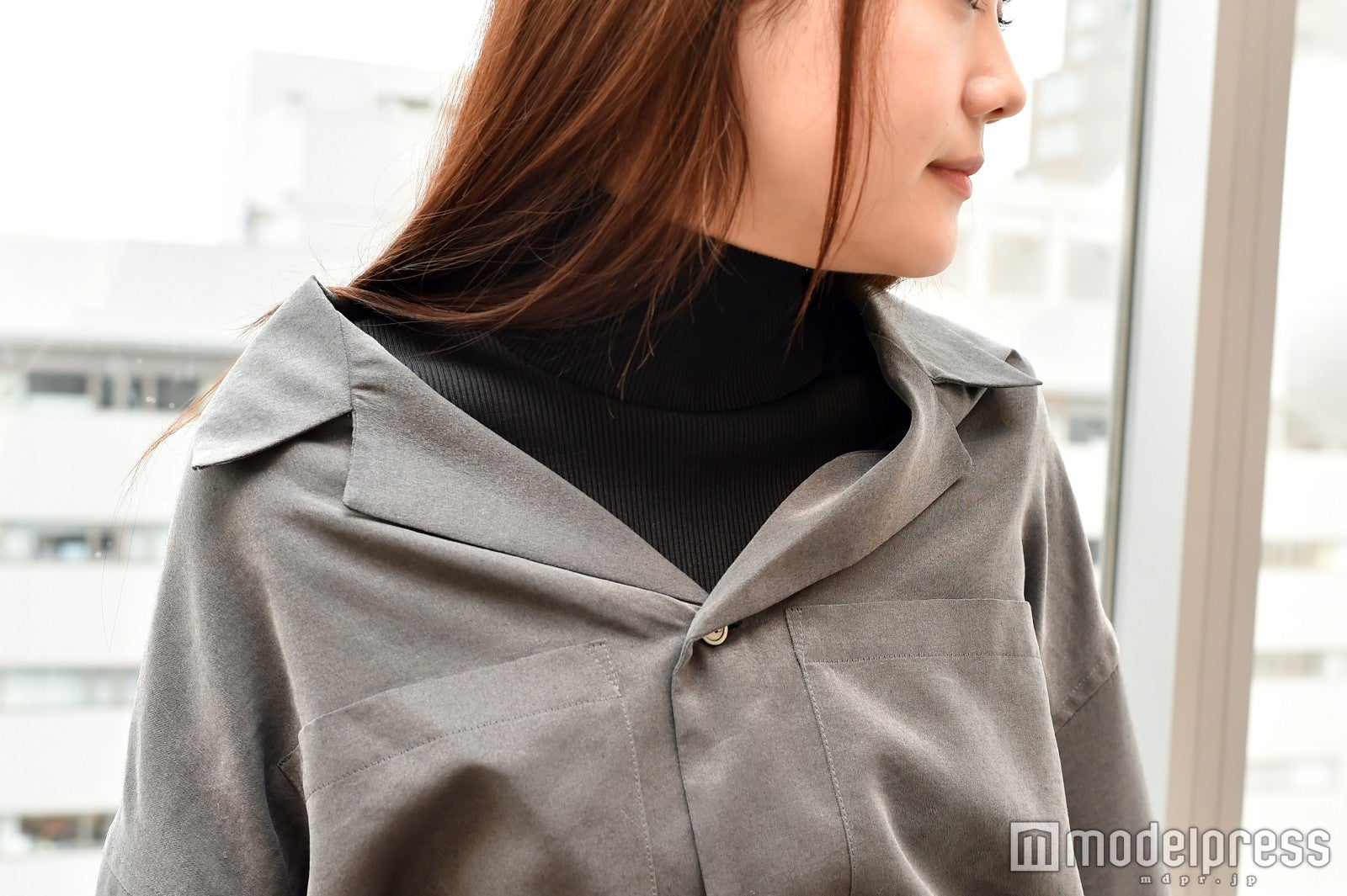 ハイネックにシャツをレイヤード／松井愛莉（C）モデルプレス