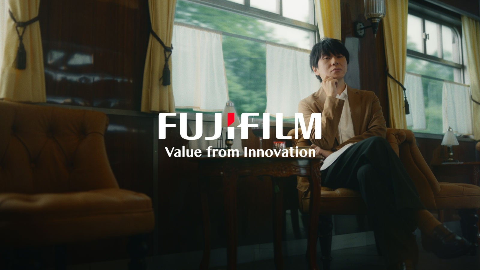 古市憲寿／新テレビCM「列車のふたり セラミド」篇より（提供写真）