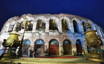 坂本花織が旗手で入場 森重航とともに満面笑みで行進