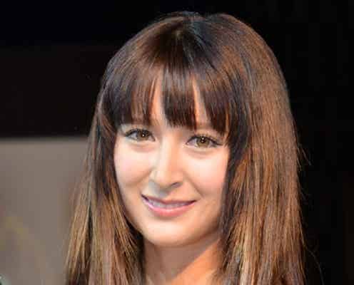 リア・ディゾン、美バストあらわなSEXYドレスで登場