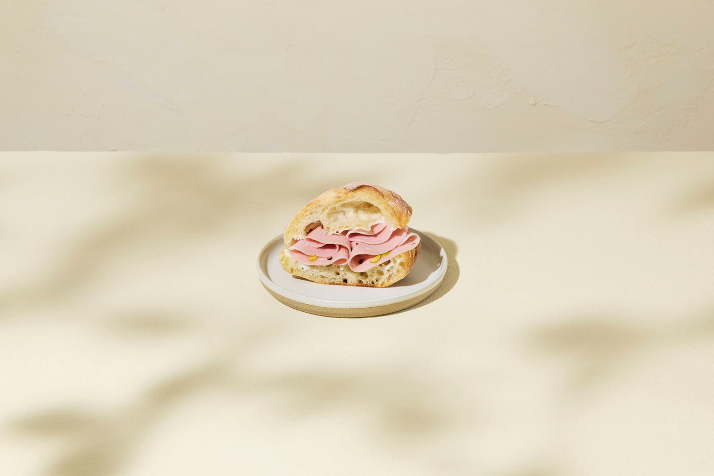 ピスタチオハム &amp;  チーズサンドイッチ　920円／提供画像