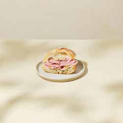 ピスタチオハム & チーズサンドイッチ 920円/提供画像
