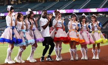 ソフトバンク なぜ？モイネロがアイドルグループとほっこりシーン たまたま通りかかる→一緒にポーズ決め記念撮影！左腕の人柄にじんだ光景