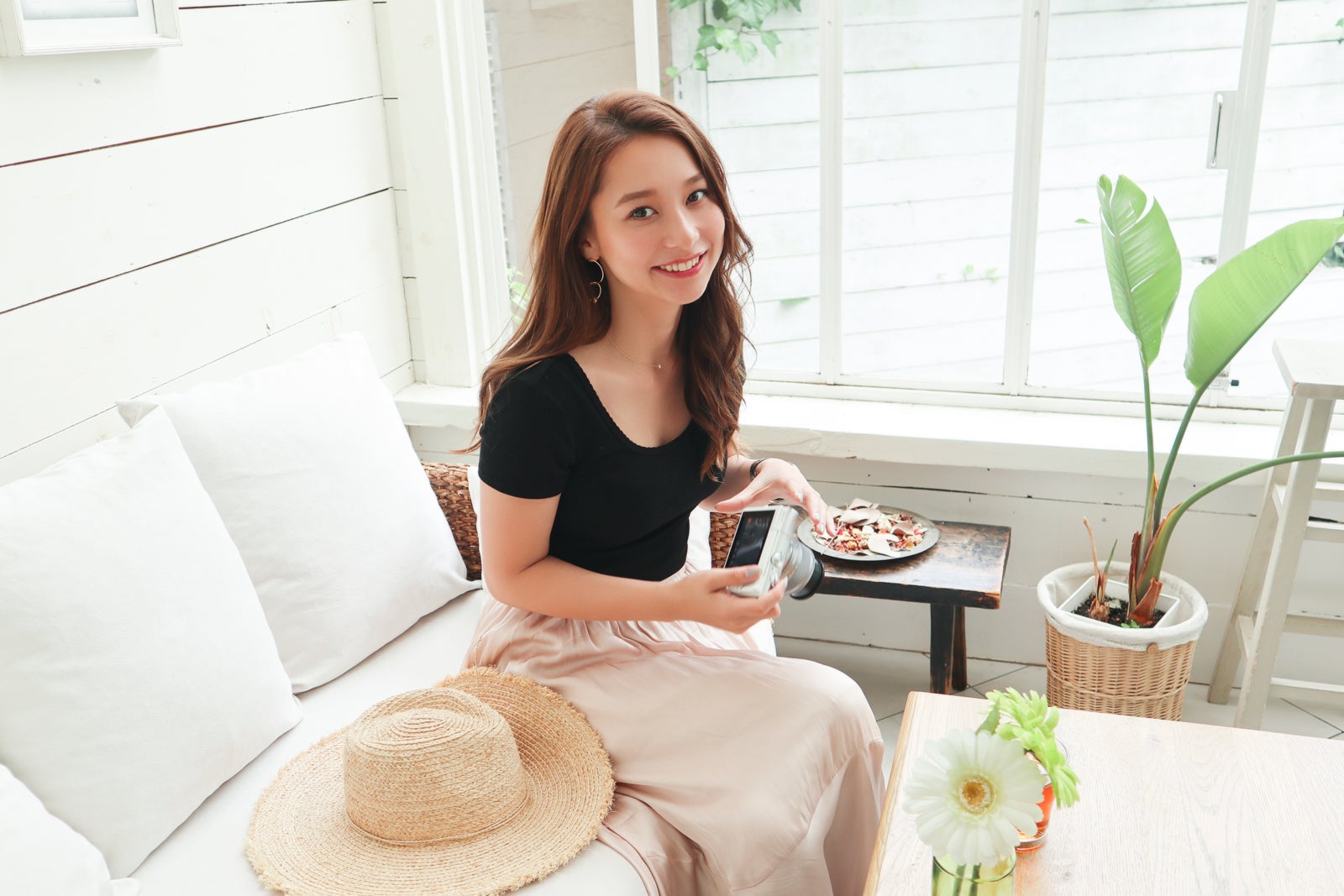 めるるさんに不意をつかれるNikiさん（EOS M100で撮影）