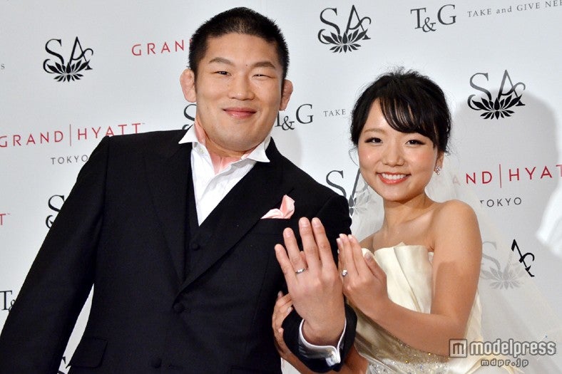 結婚会見を開いた石井慧選手と林明日香、指には結婚指輪がキラリ
