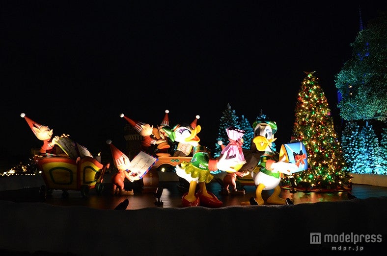 シンデレラ城に向かって右側のフォトロケーション（夜）