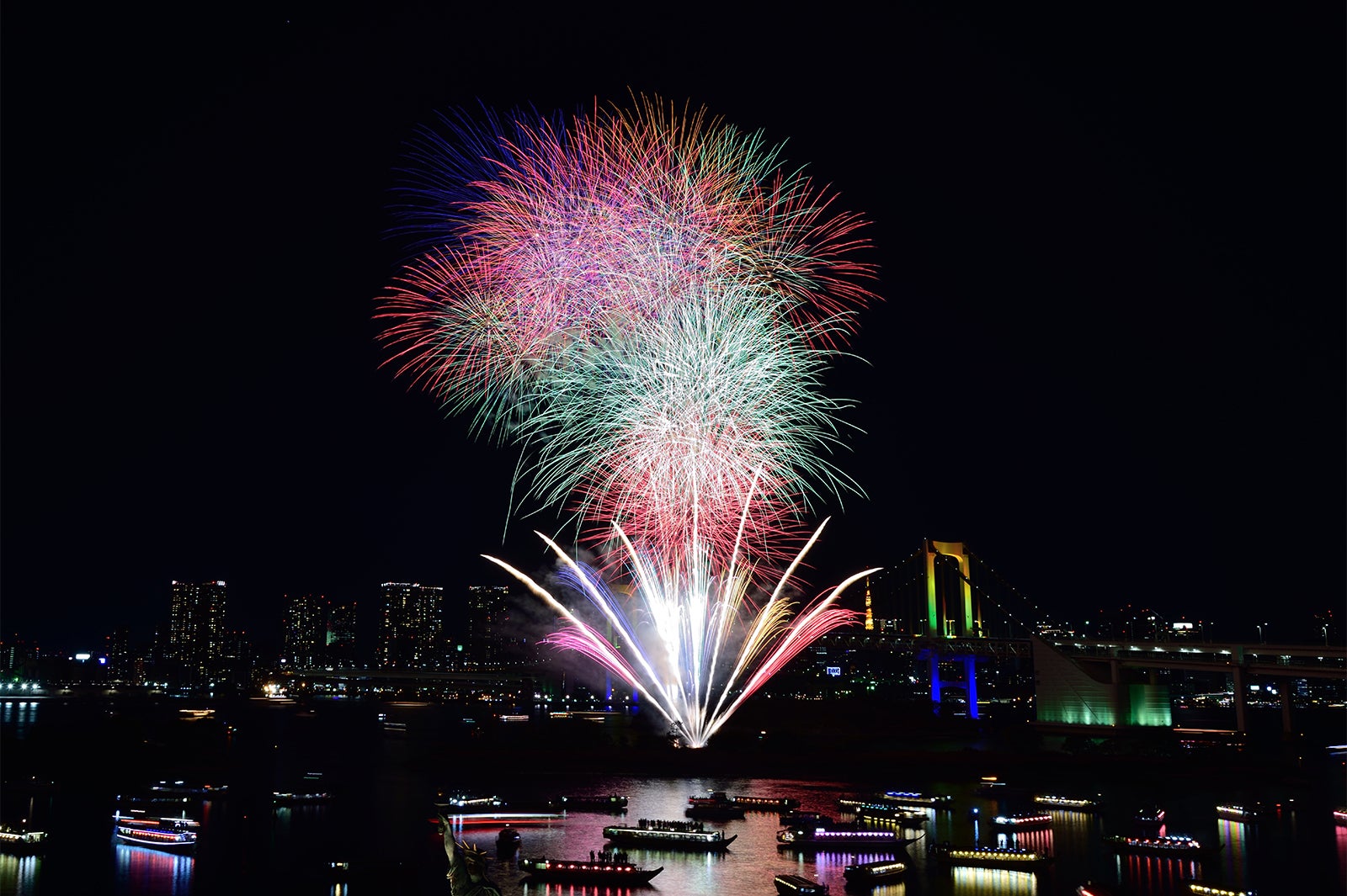 過去のお台場レインボー花火／写真：花火写真家 金武 武