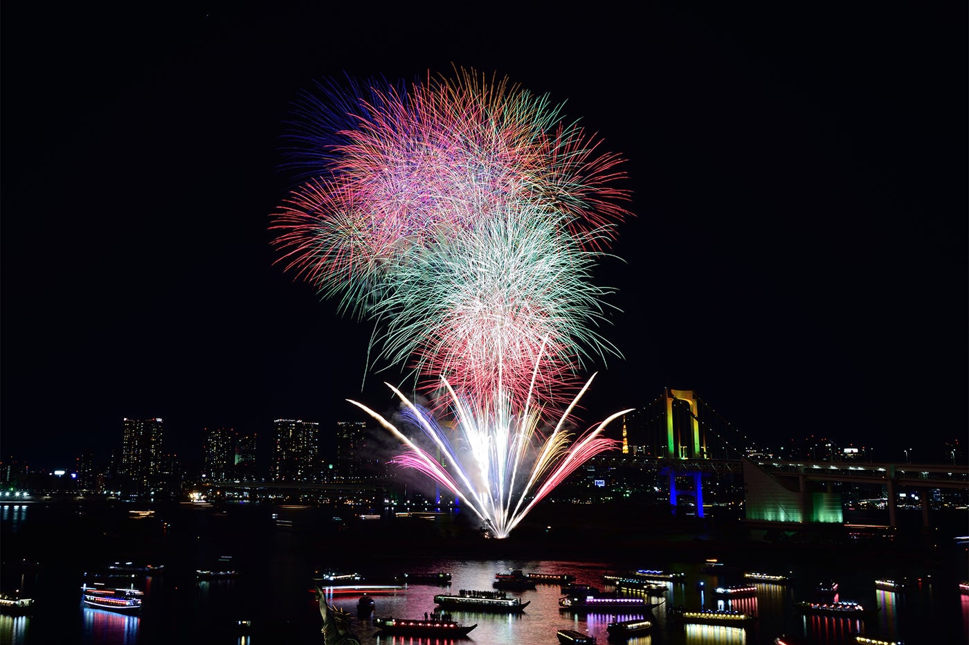 過去のお台場レインボー花火／写真：花火写真家 金武 武