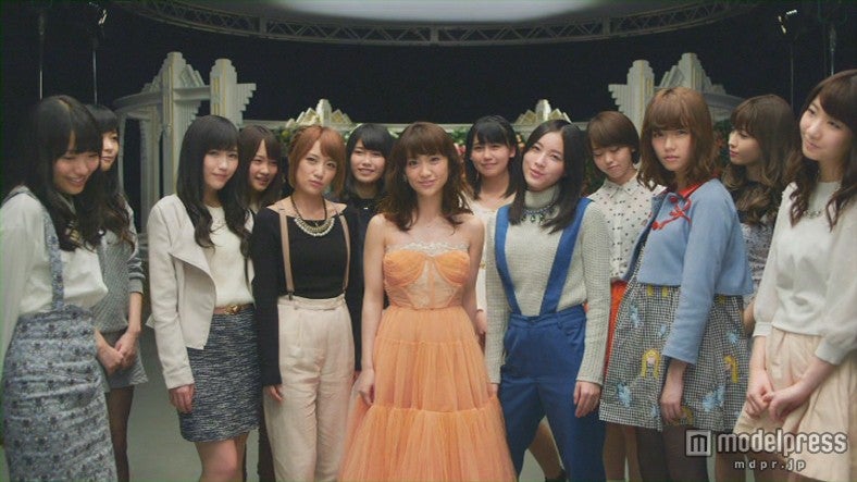 大島優子、AKB48新旧豪華メンバーに囲まれ自然体の笑顔 - モデルプレス