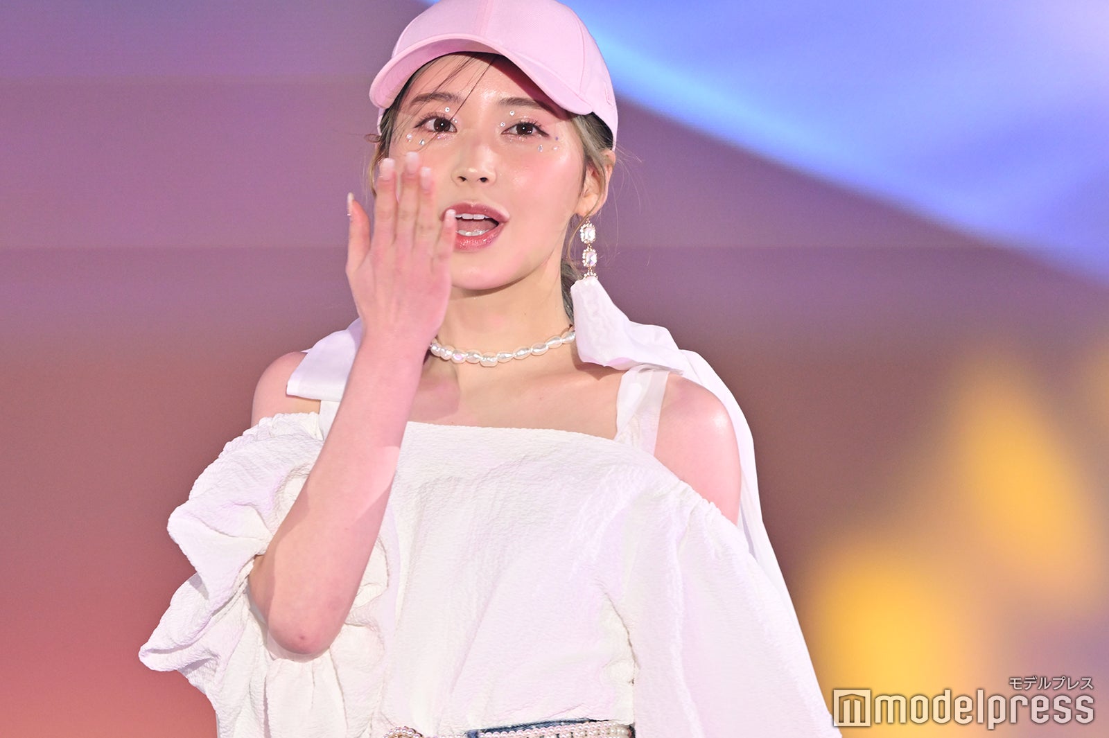 那須ほほみ、ミニスカからのぞく脚が美しい 投げキスにキュン【GirlsAward 2024 S／S】 - モデルプレス