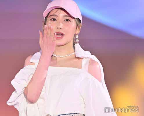 那須ほほみ、ミニスカからのぞく脚が美しい 投げキスにキュン【GirlsAward 2024 S/S】