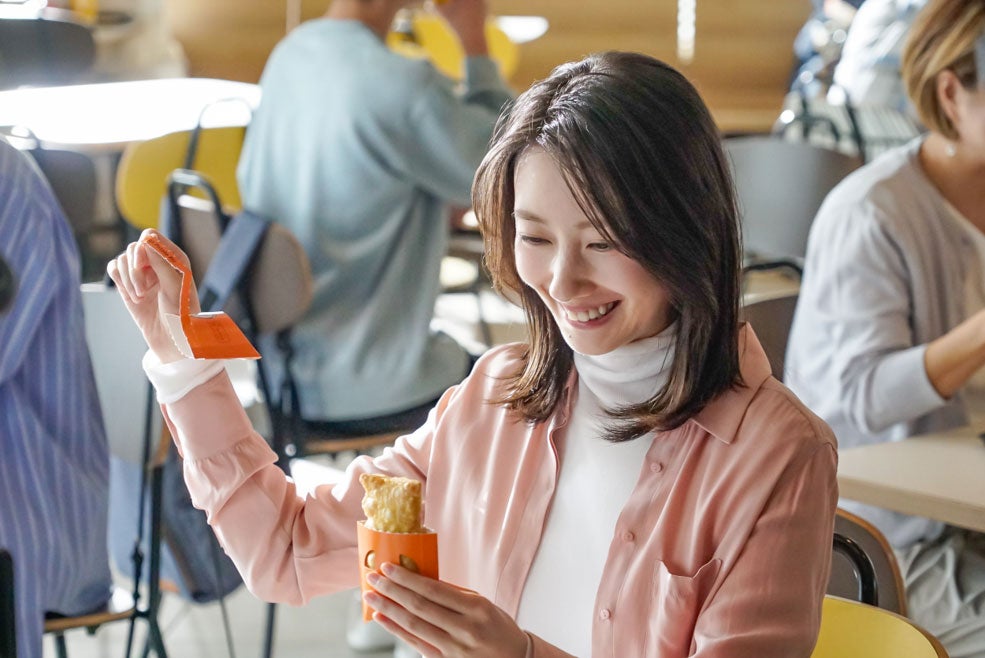 波瑠／新TVCM『ベーコンポテトパイ「はるが来たっ」』篇メイキングより（提供写真）