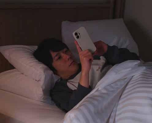 二宮和也の1日に密着 部屋着でくつろぐ姿・撮影中の様子…新CMで飾らない日常描く