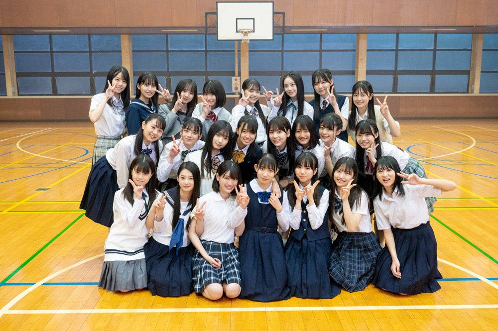 乃木坂46公式ライバル・僕が見たかった青空、デビューシングル「青空について考える」MV公開 実体験を元に制服パフォーマンス