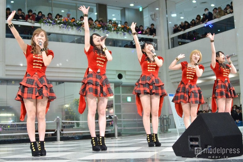 ミニライブを開催した℃-ute
（左から：萩原舞、矢島舞美、鈴木愛理、岡井千聖、中島早貴）