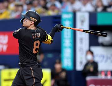 阪神 佐藤輝が高橋宏から23号2ランで先制 バックスクリーンへ特大弾 入団2年目から京セラで5年連続弾