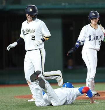 日本ハム・新庄監督「左膝やったかも」球宴第2戦での仰天ヘッスラ転倒に「運動会のリレーでお父さんが転ける気持ちがわかった」