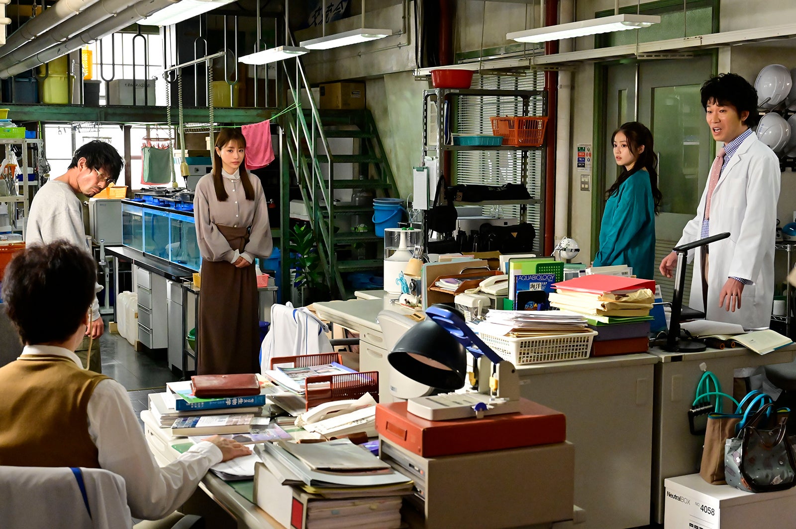 橋本じゅん、水澤紳吾、石原さとみ、今田美桜、高橋努 「恋はDeepに」第8話より（C）日本テレビ