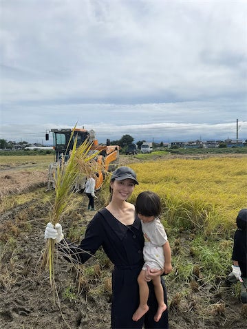 橋本マナミ、親子で稲刈り体験in新潟「息子は取り憑かれたように黙々と」