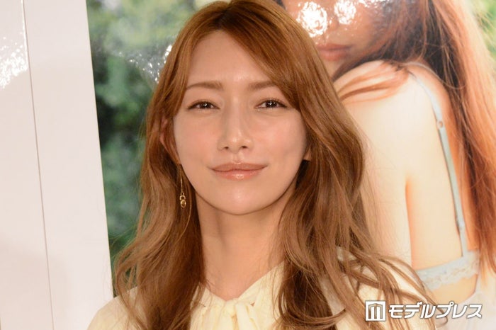 後藤真希、斬新なミニ丈ドレスで美脚スラリ「新鮮」「妖精みたい」と反響