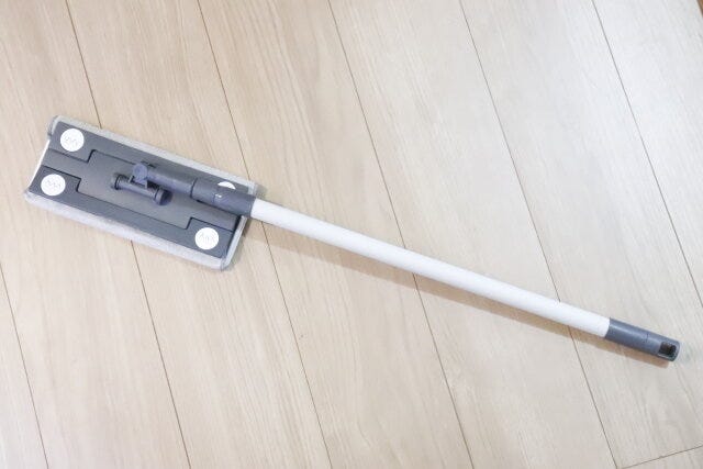 ダイソーのクリップ型モップ（マイクロファイバークロス1枚付）