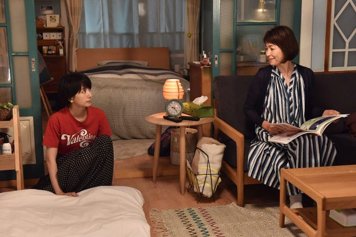 財前直見・波瑠/「サバイバル・ウェディング」第8話より(C)日本テレビ