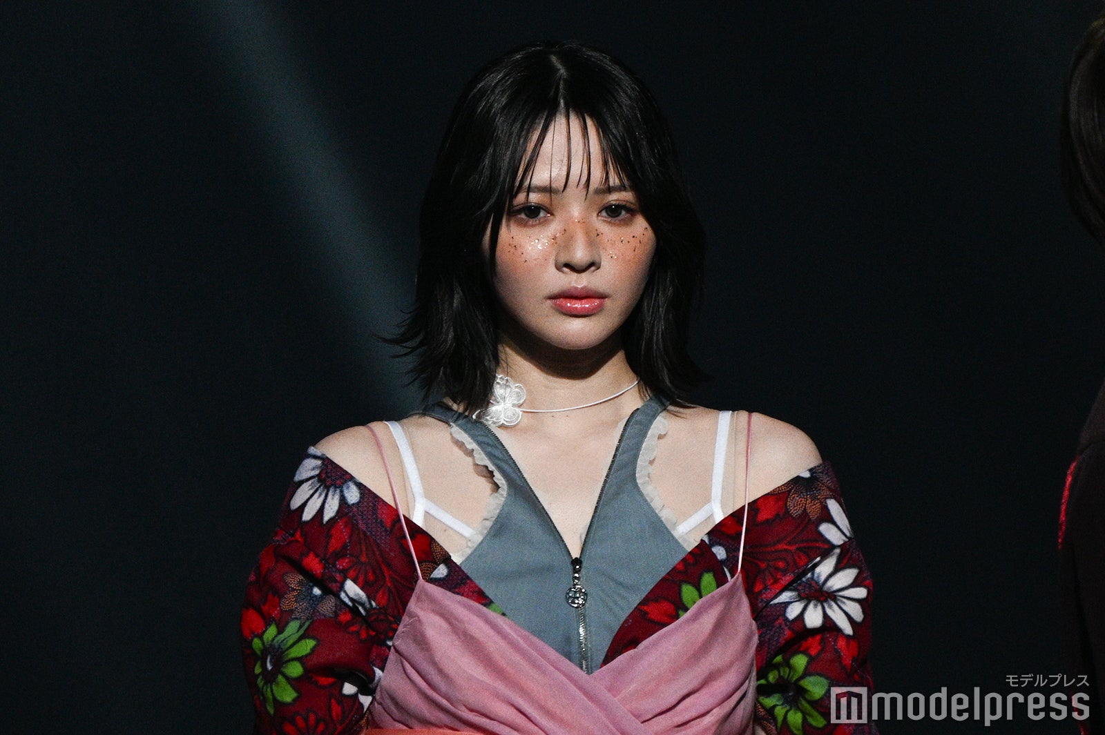 FRUITS ZIPPER鎮西寿々歌、そばかすメイクで印象ガラリ 変形トップスの着こなしに視線集中【TGC広島2025】
