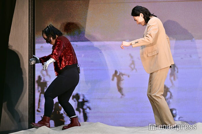 “砂歩き”を実践するゆりやんレトリィバァ、町田啓太(C)モデルプレス