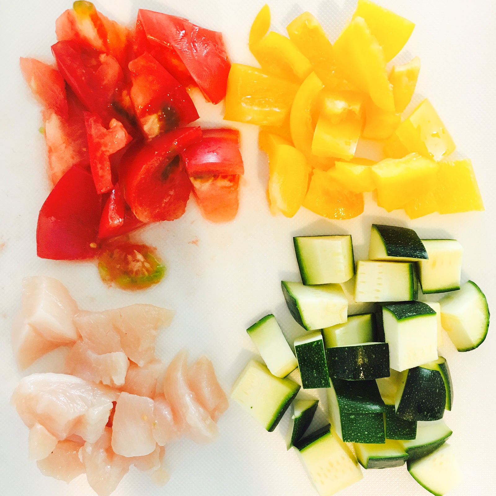 手順2：鶏胸肉、トマト、ズッキーニ、パプリカは1センチ角に切る／画像提供：柏原歩
