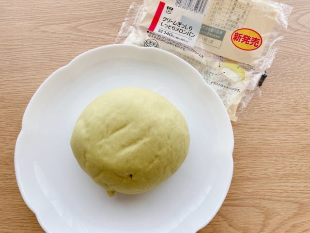 ローソンのクリームぎっしりメロンパンは、クリーム好きさん必見です。