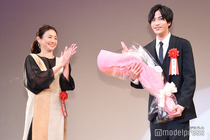 井川遥、志尊淳(C)モデルプレス