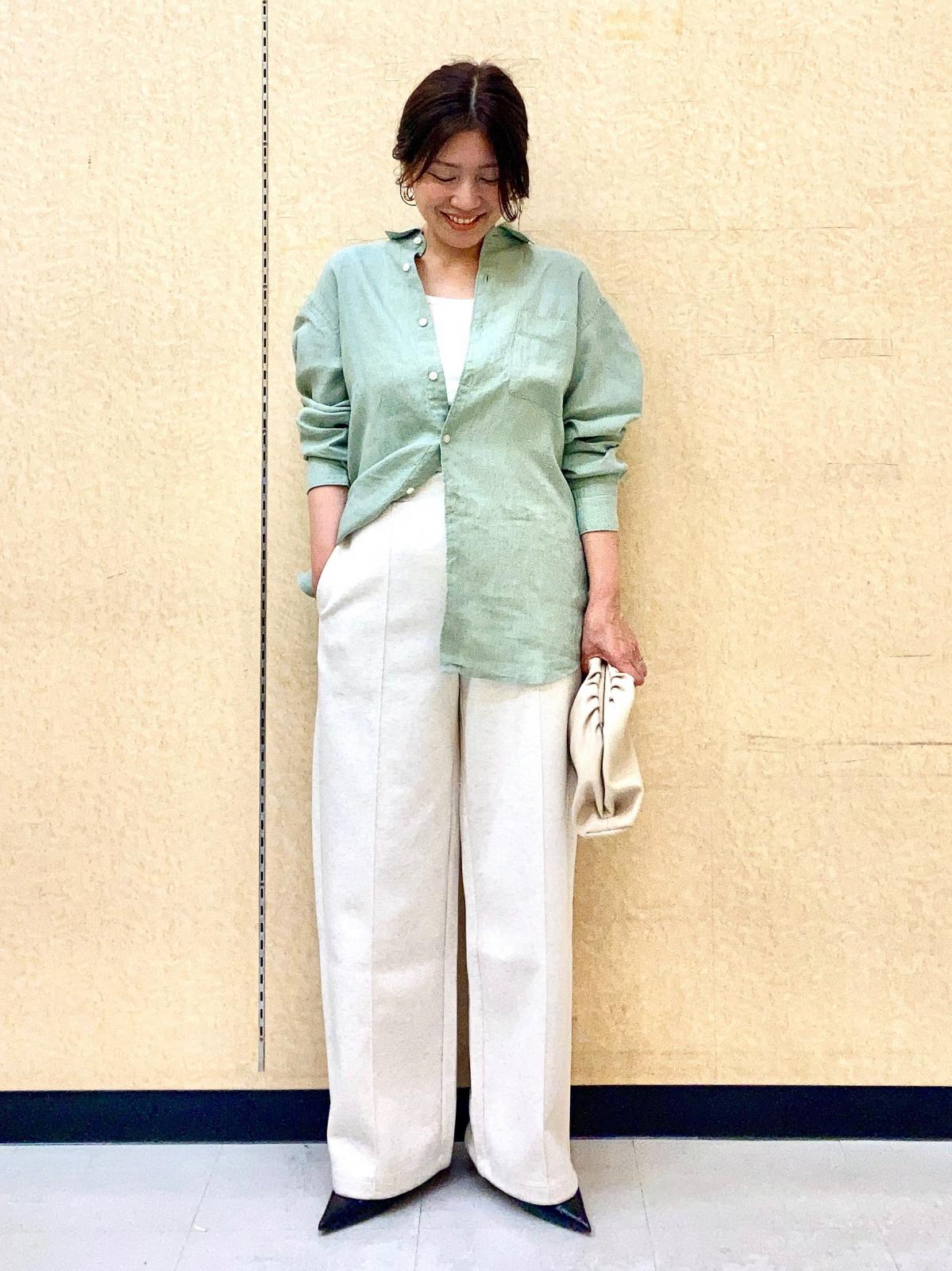 きれい色のリネンシャツが着こなしのポイントに　出典：StyleHint