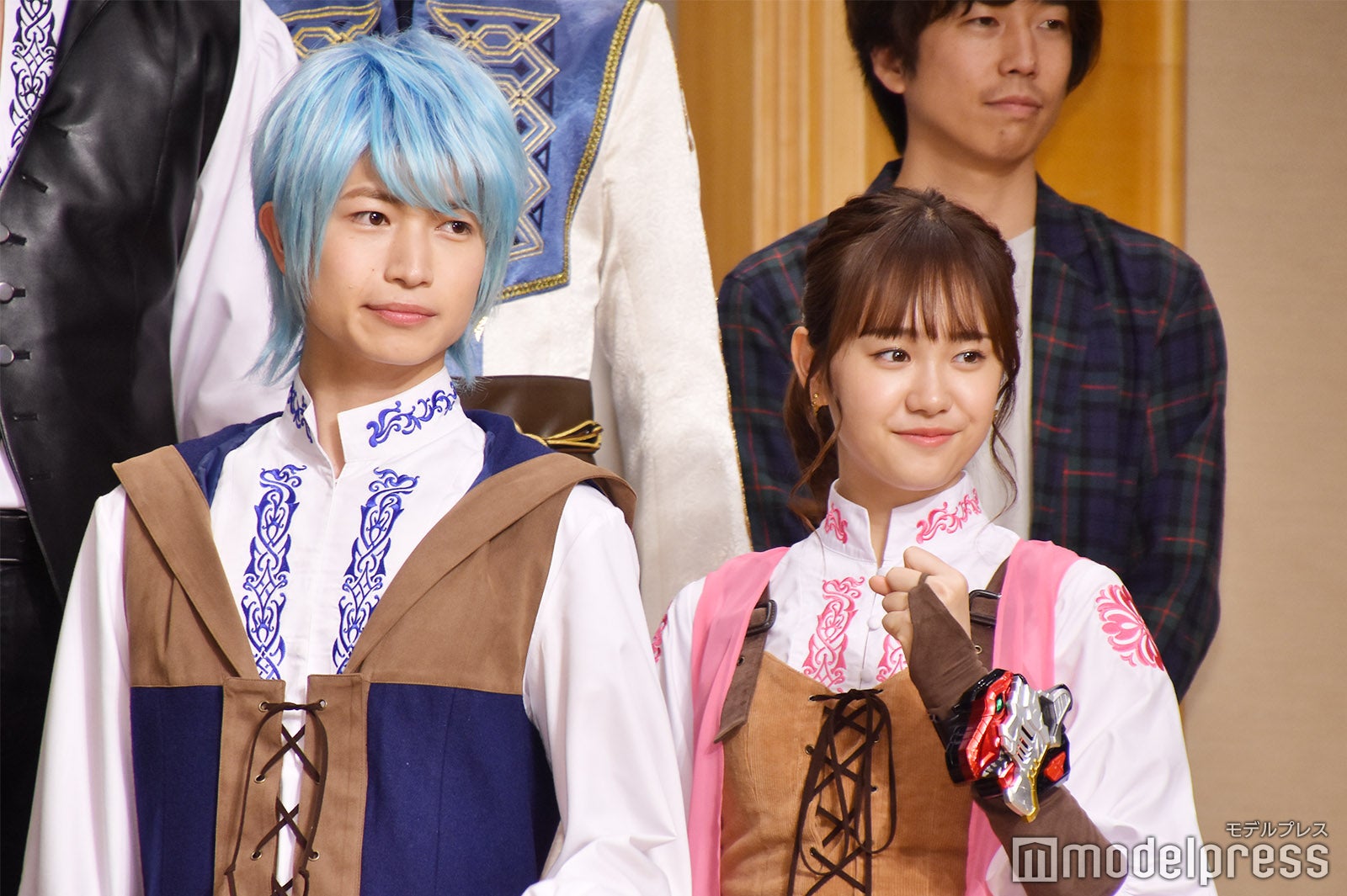 綱啓永、尾碕真花 （C）モデルプレス