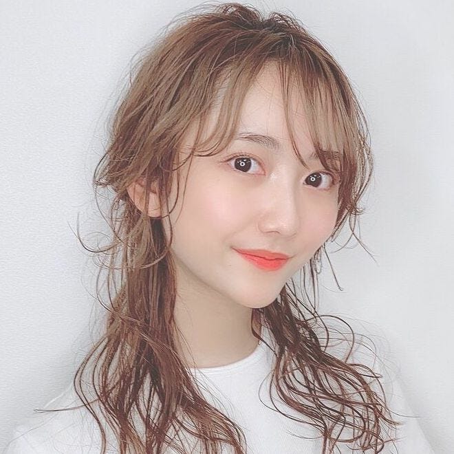 ゆるふわウェーブで大人の女性らしさを演出 簡単おしゃれなアレンジ方法をご紹介 モデルプレス ゆるふわウェーブで大人の女性らしさを演出 簡単おしゃれなアレンジ方法をご紹介 モデルプレス