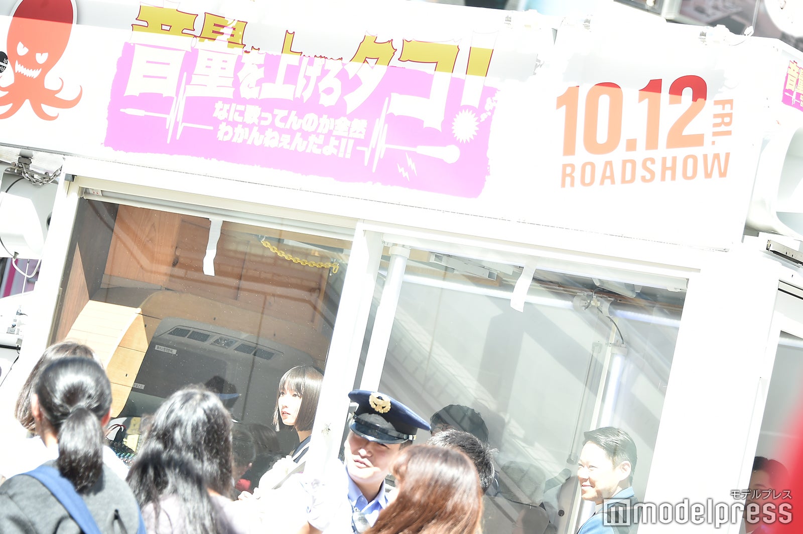 宣伝カーに乗って去っていった3人 （C）モデルプレス