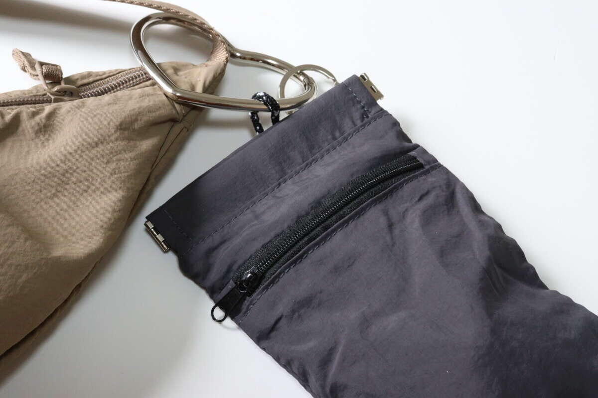 ダイソーのポケット付バネ口ポーチはカラビナを付けてバッグに引っ掛けられる