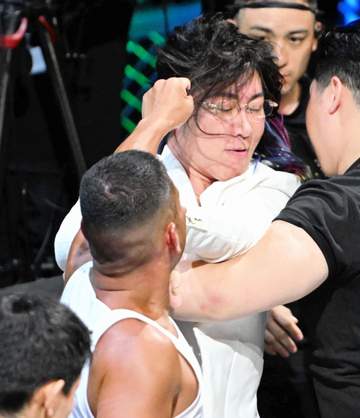 BDで壮絶乱闘 開始4秒KO負け話題の“大阪伝説の喧嘩師”はタンクトップびりびり、前回顎骨折のアウトレイジ森脇は長髪掴まれ・・・おにぎり投げつけから勃発