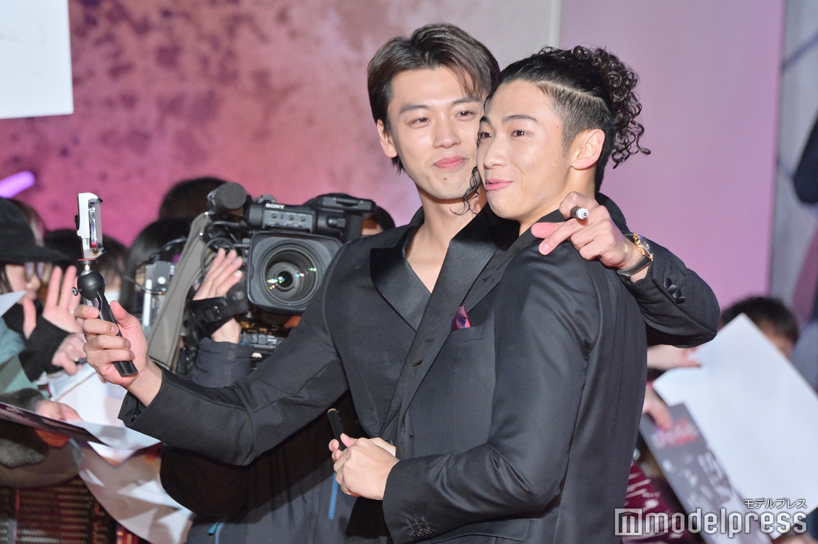 自撮りする竹内涼真、橘優輝（C）モデルプレス