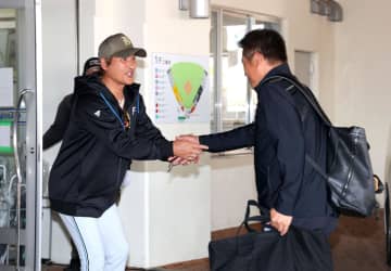 日本ハム・新庄監督 山崎武司臨時コーチを出迎え「今年は172本打ちます」