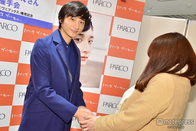 ファン1500人と握手会