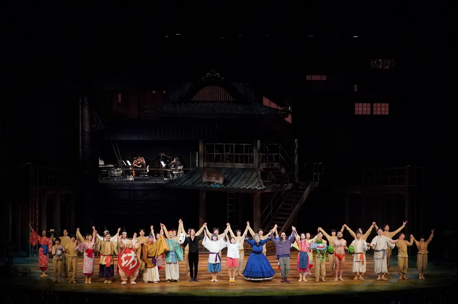 舞台「千と千尋の神隠し」カーテンコール（提供写真）