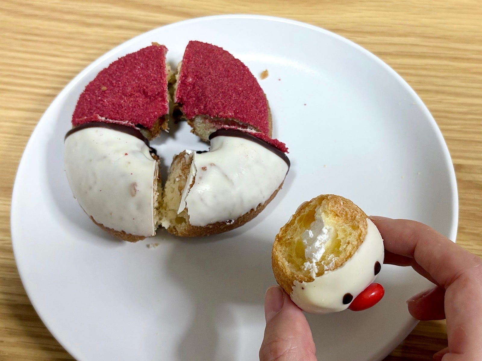 食べる箇所で味わいが異なっていて楽しい。顔の中にはホイップクリームが入っています